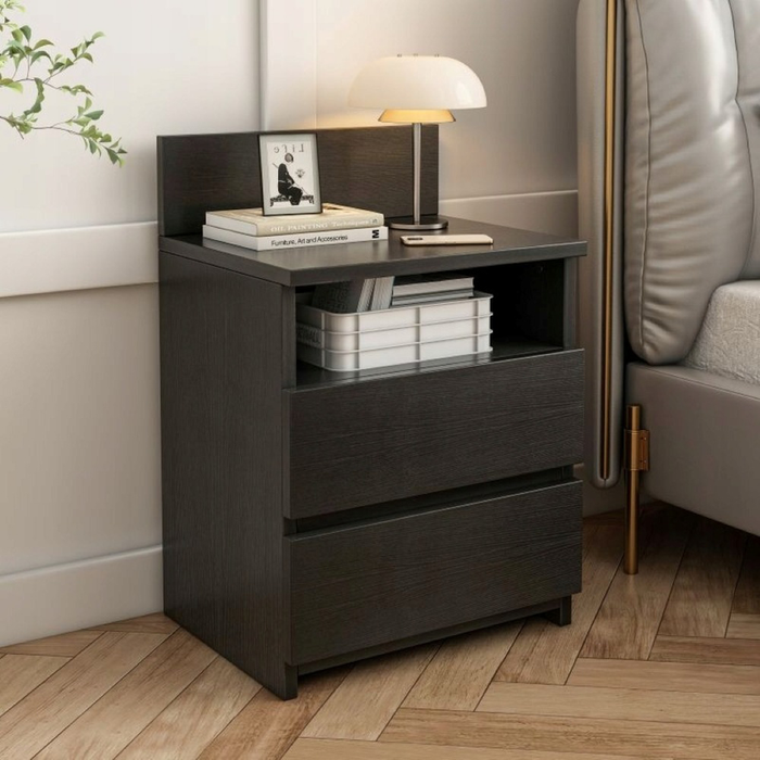Comodino con finitura nera, con misure 40x59x32 cm, ideale per la camera da letto.