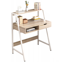 Scrivania 81x50x100 cm in finitura marrone, compatta e funzionale.