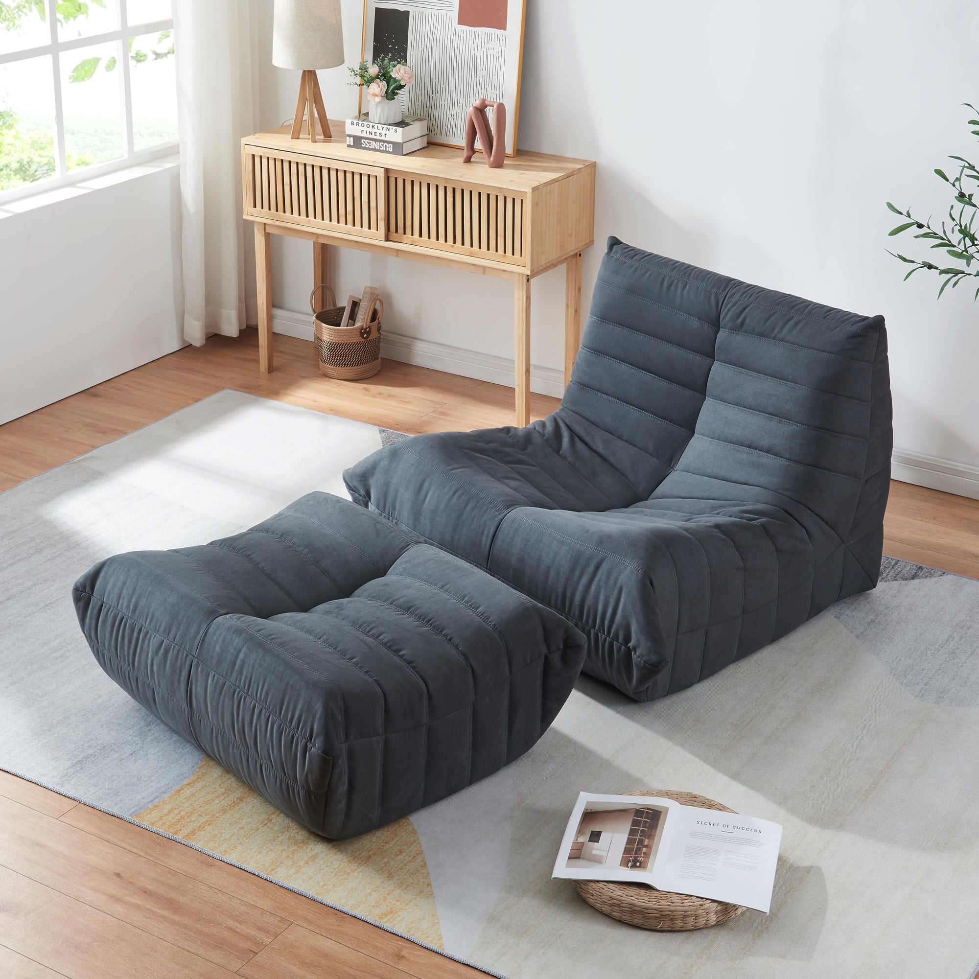 Set Kodsø di Poltrona Bassa e Pouf Poggiapiedi Imbottiti in Microfibra - Nero [en.casa]