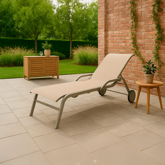 SINED Chaise Lounge in alluminio con ruote tessuto crema design moderno e funzionale codice CHAISE-LOUNGE-ARTURO-CREMA