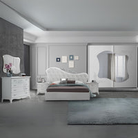 Camera da letto Marsida colore bianco larice con armadio 2 ante scorrevoli con serigrafia glitter