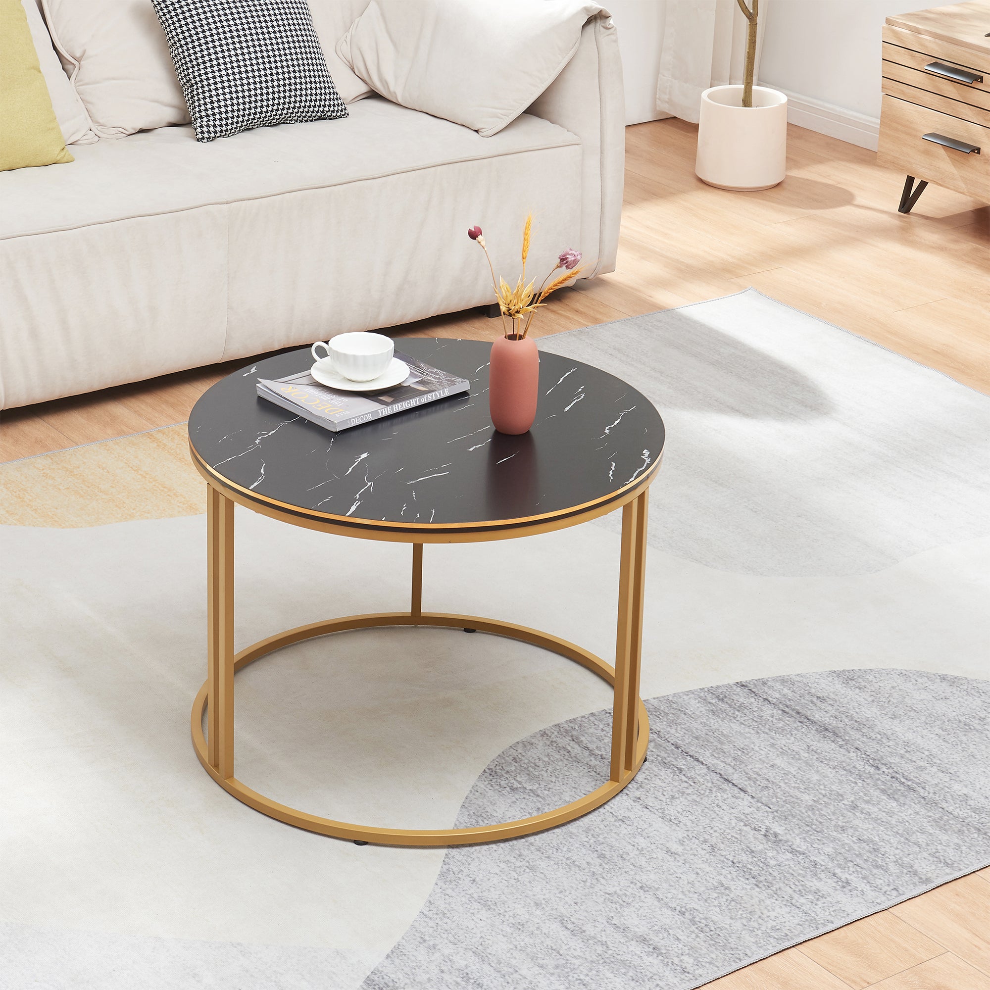 Tavolino Basso da Caffè 'Aulum' Piano Rotondo - Effetto Marmo Nero / Dorato [en.casa]