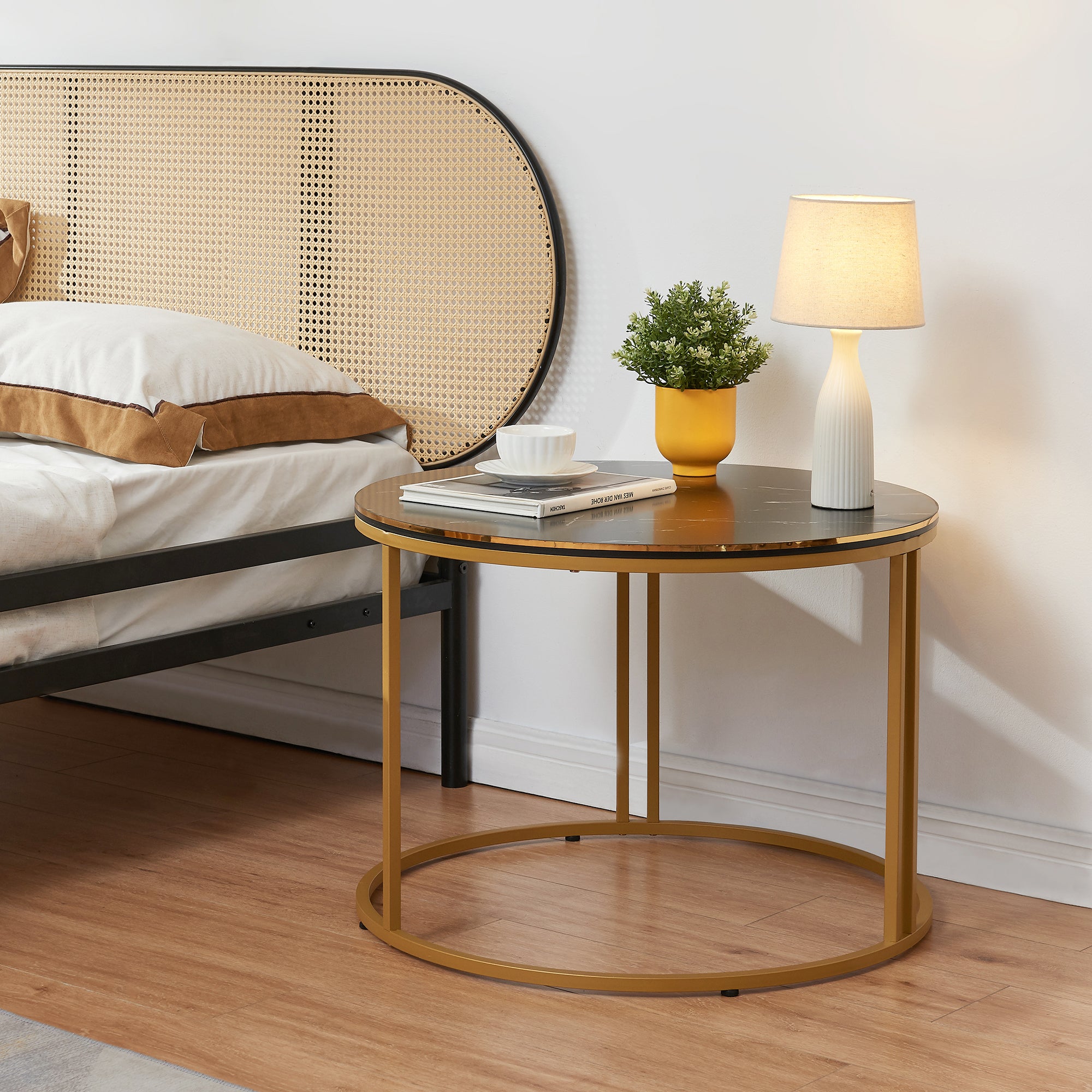 Tavolino Basso da Caffè 'Aulum' Piano Rotondo - Effetto Marmo Nero / Dorato [en.casa]