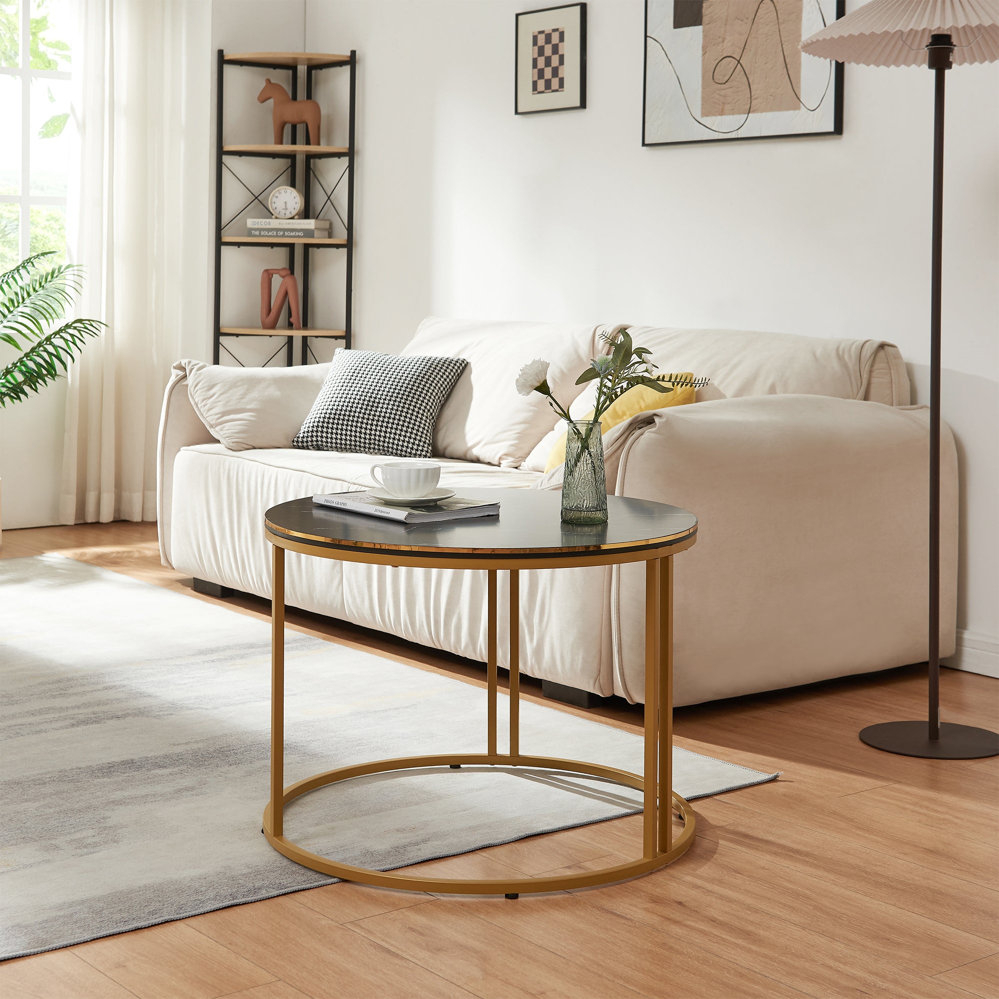 Tavolino Basso da Caffè 'Aulum' Piano Rotondo - Effetto Marmo Nero / Dorato [en.casa]