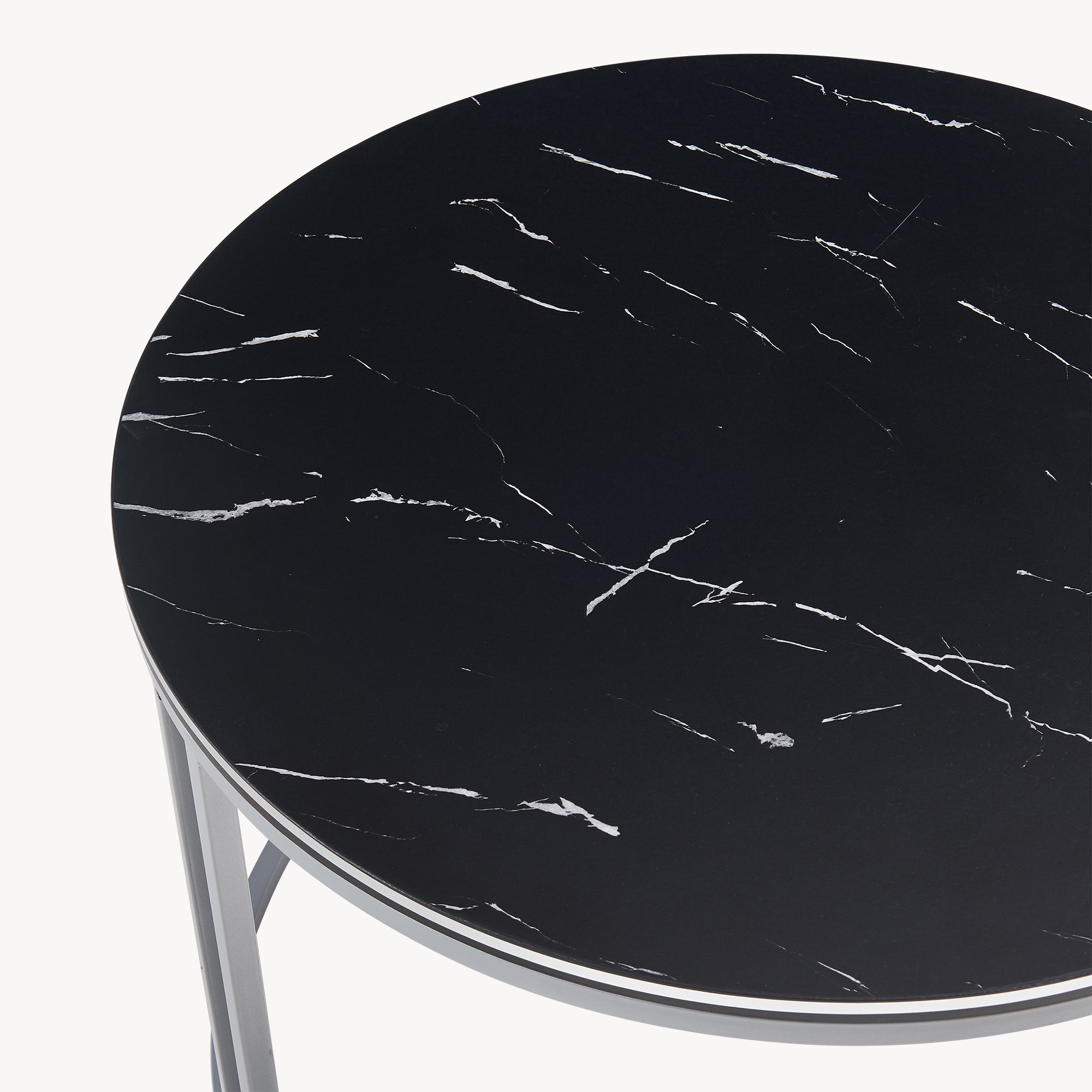 Tavolino Basso da Caffè 'Aulum' Piano Rotondo - Effetto Marmo Nero / Argentato [en.casa]