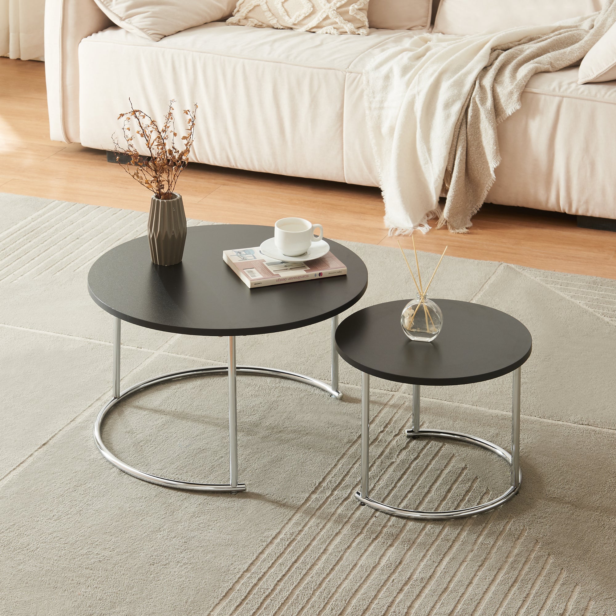 Set Christchurch 2 Tavolini Sovrapponbili con Piani Rotondi - Nero / Cromato [en.casa]