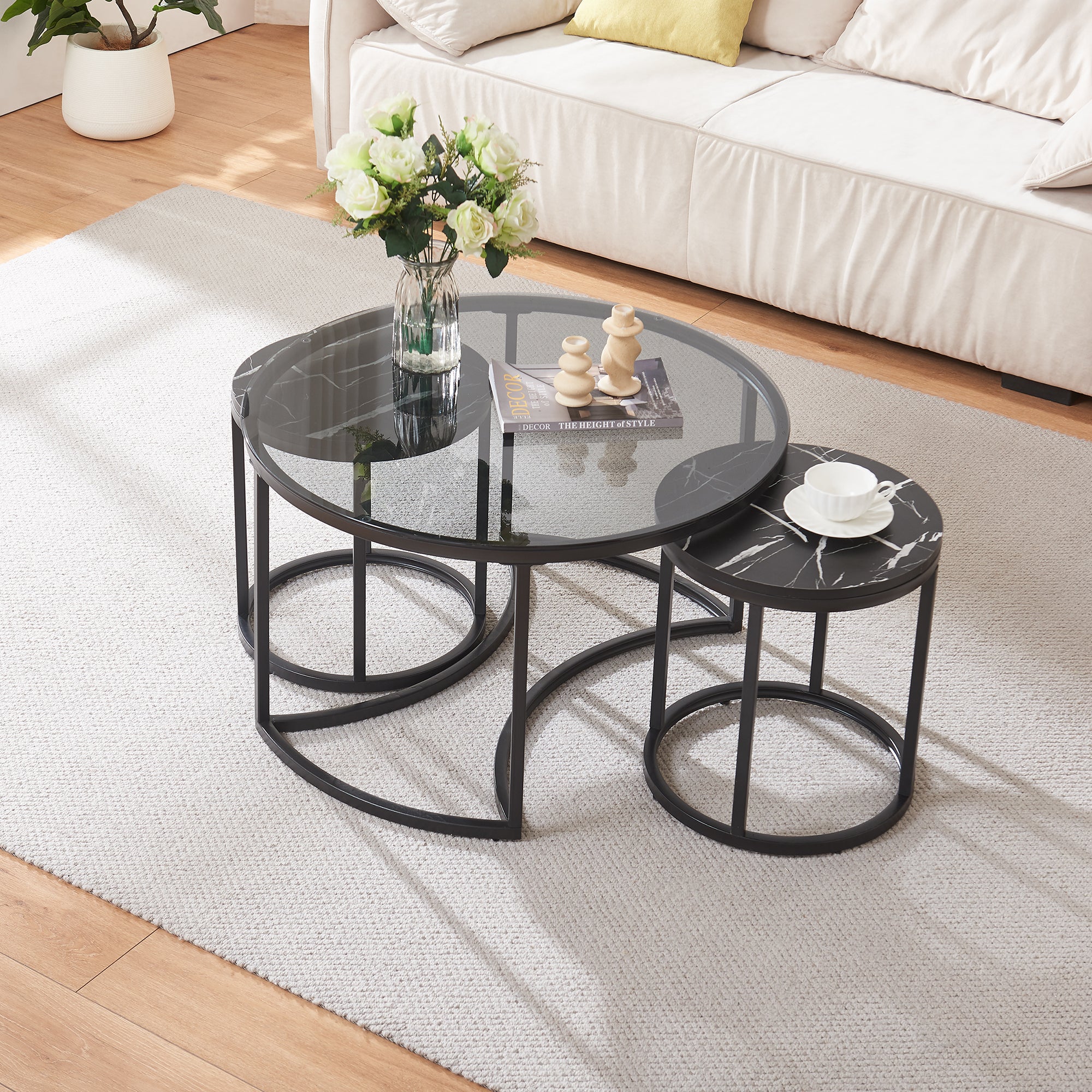 Set Kokkola 3 Tavolini Sovrapponibili con Piani Rotondi in Vetro Fumè e MDF Effetto Marmo Nero [en.casa]