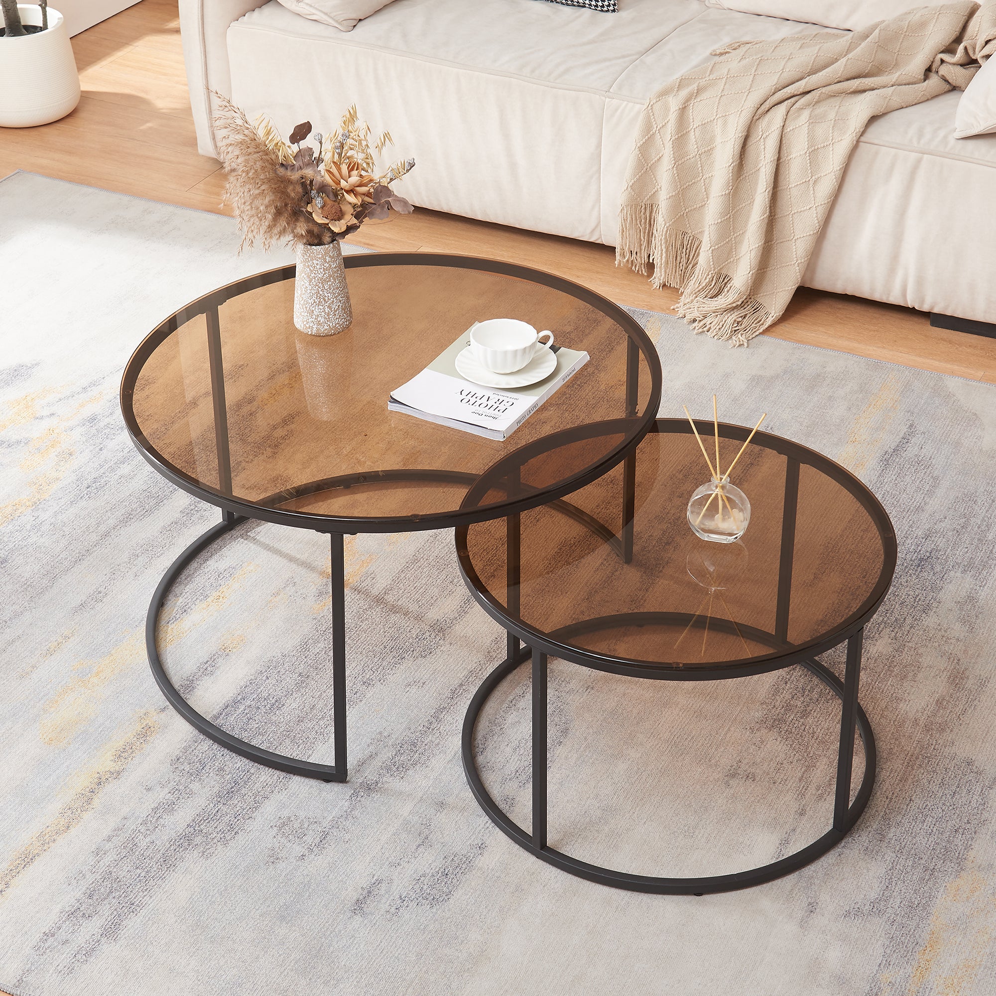 Set Kokkola 2 Tavolini Sovrapponibili con Piani Rotondi in Vetro Fumè Marrone  [en.casa]