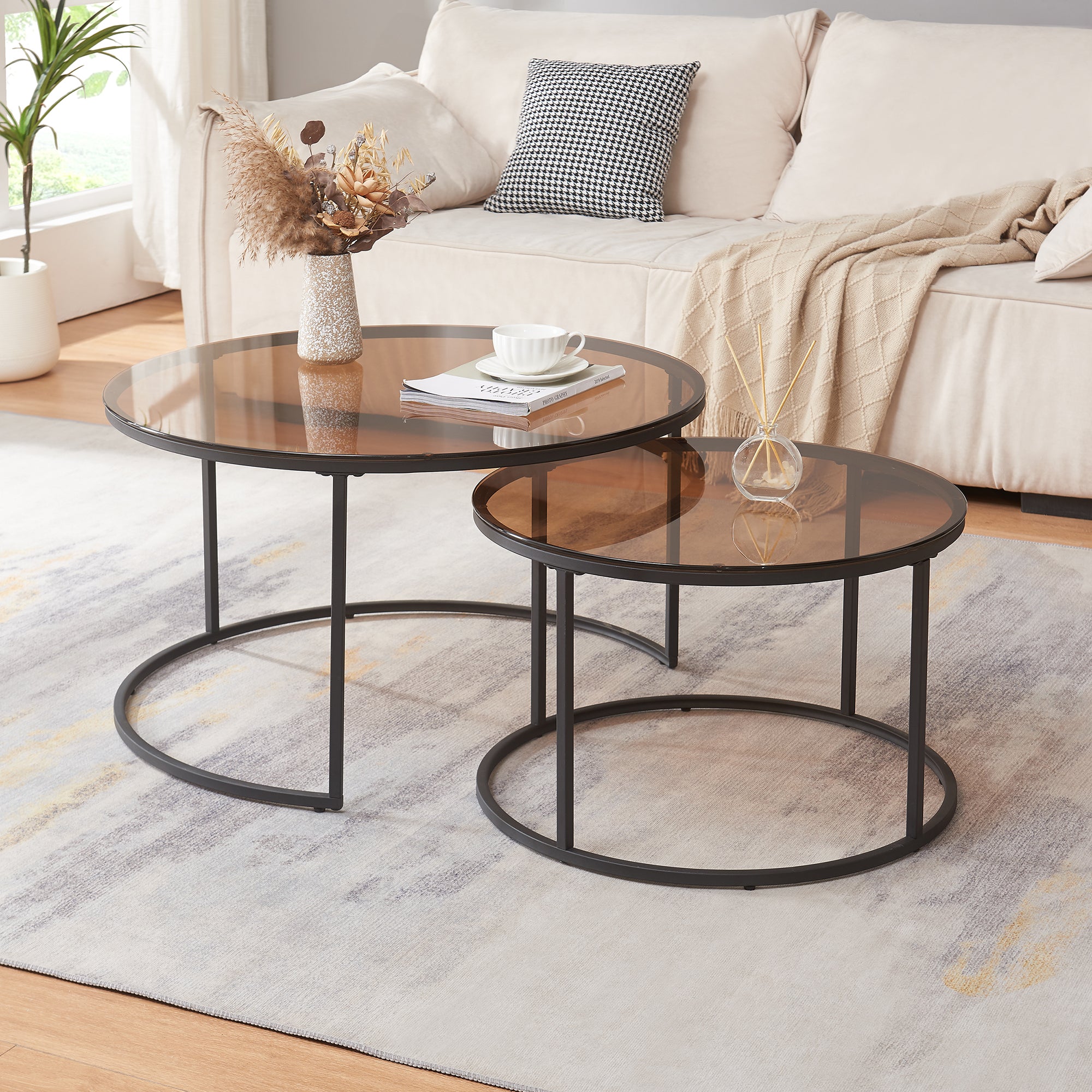 Set Kokkola 2 Tavolini Sovrapponibili con Piani Rotondi in Vetro Fumè Marrone  [en.casa]