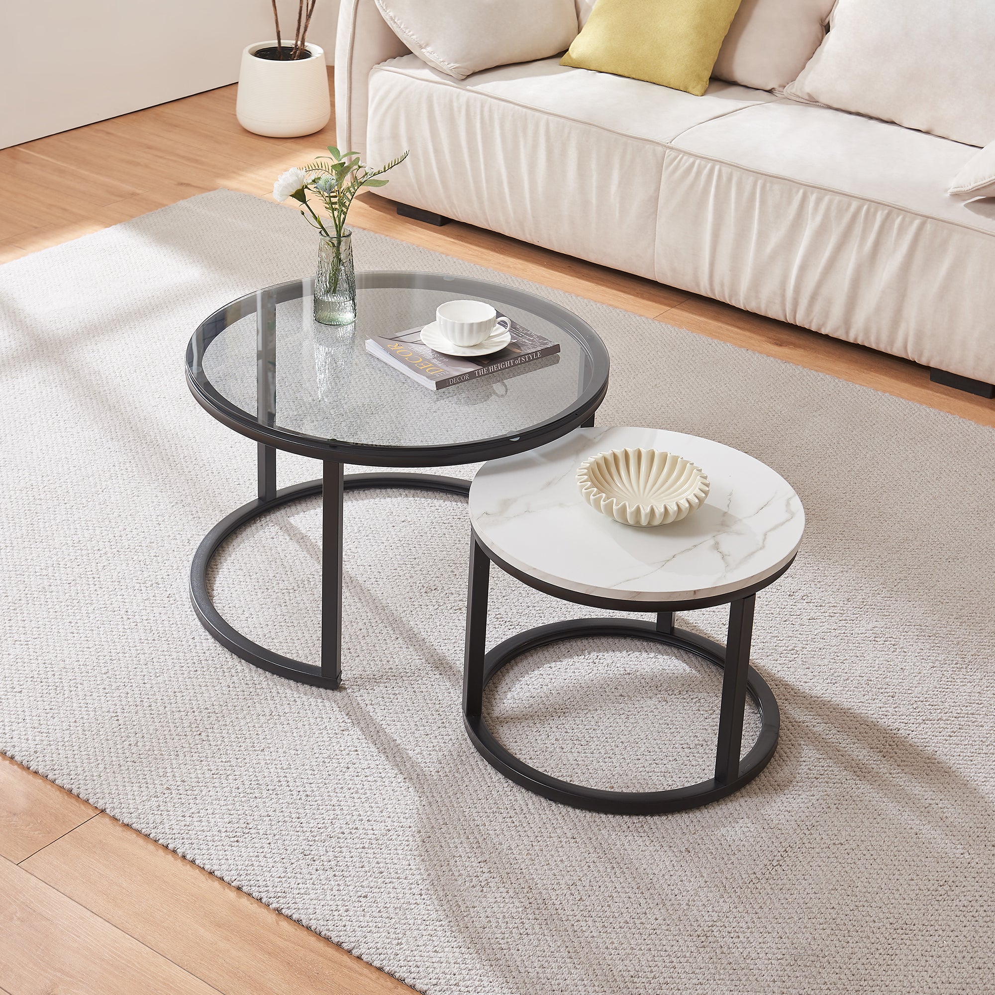 Set Kokkola 2 Tavolini Sovrapponibili con Piani Rotondi in Vetro Fumè e MDF Effetto Marmo Bianco [en.casa]