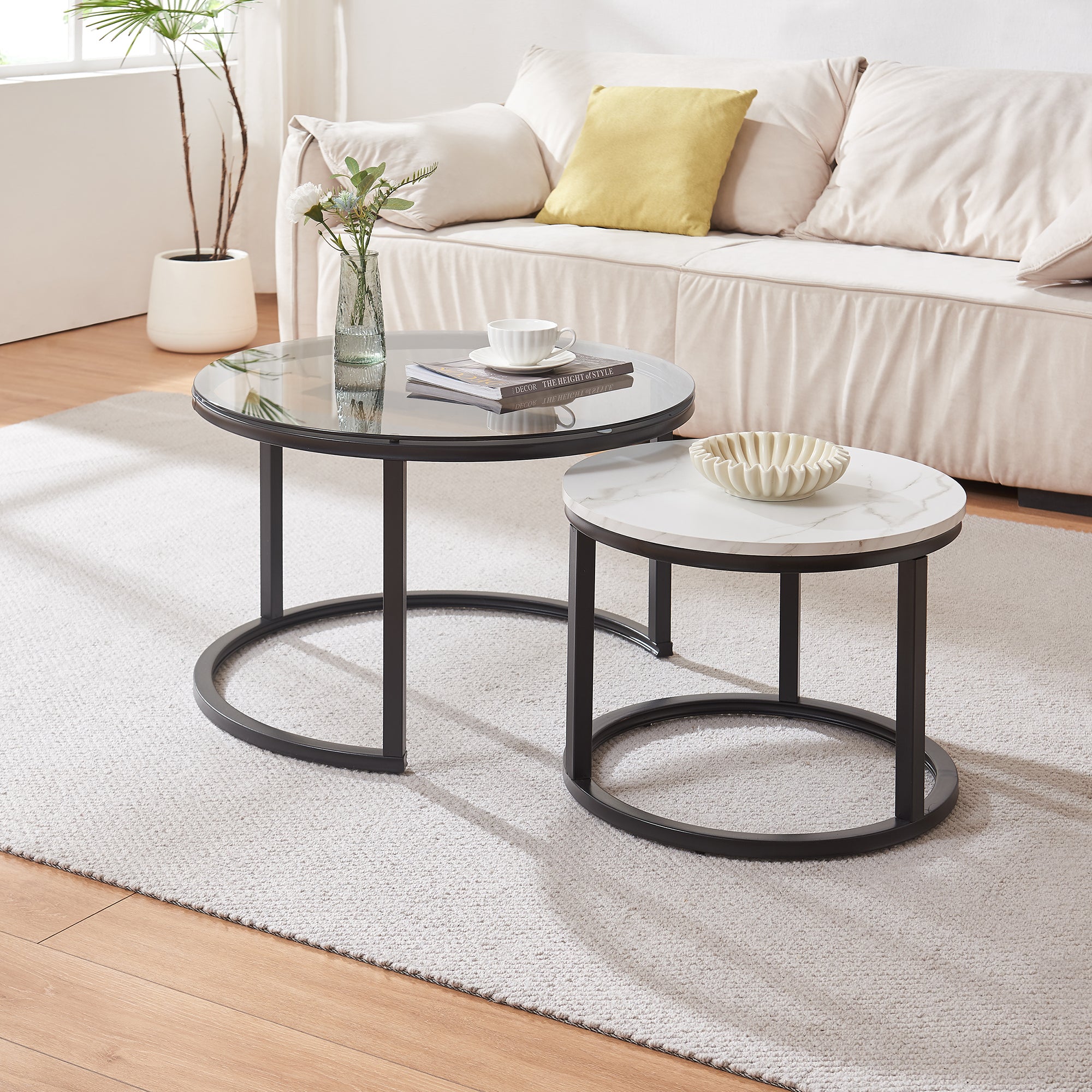 Set Kokkola 2 Tavolini Sovrapponibili con Piani Rotondi in Vetro Fumè e MDF Effetto Marmo Bianco [en.casa]