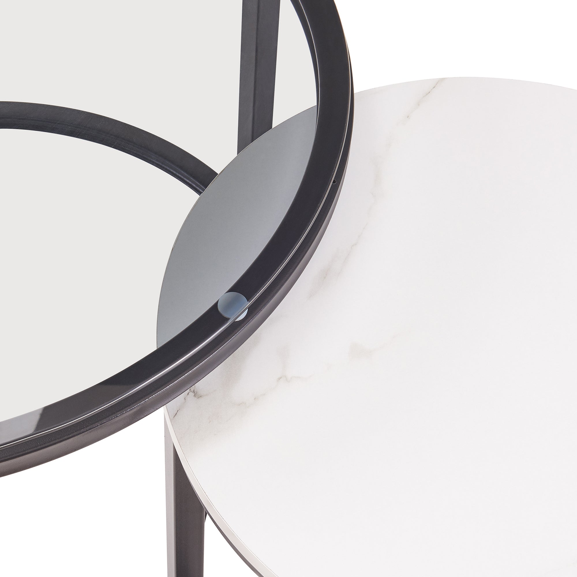 Set Kokkola 2 Tavolini Sovrapponibili con Piani Rotondi in Vetro Fumè e MDF Effetto Marmo Bianco [en.casa]