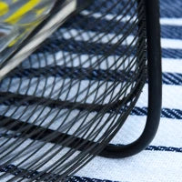 Set di 2 Tavolini da Giardino in Metallo con Ceste, Arredamento da Esterno Stile Industriale Nero