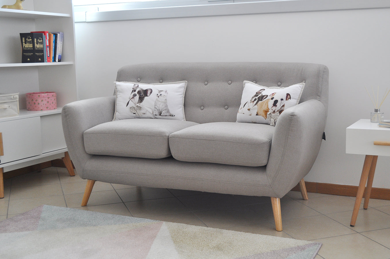 Divano 2 posti in tessuto tortora dallo stile scandinavo - Emily - DI-EM032P