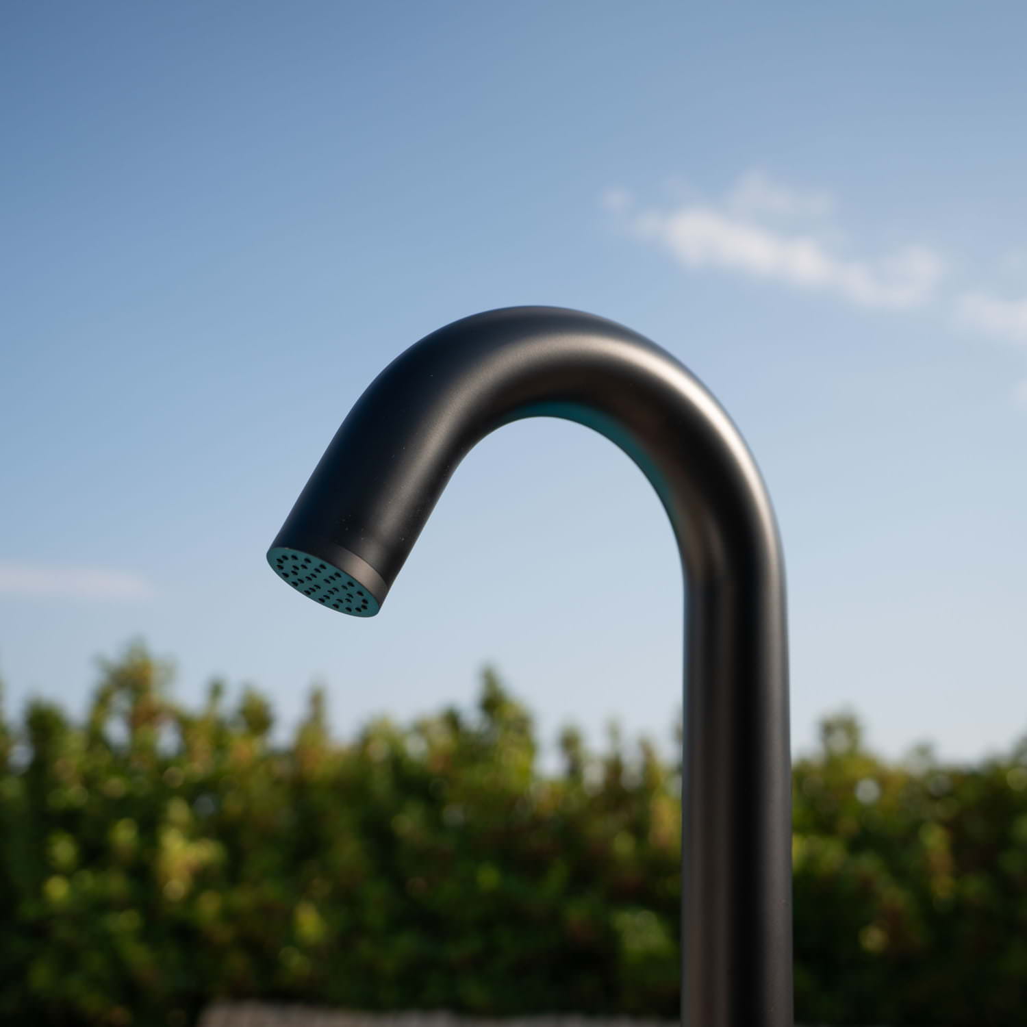 SINED Doccia In Acciaio Inox AISI 316L Satinato Nero Da Esterno Con Miscelatore e Doccetta Ingresso Acqua Calda e Fredda Dal Basso Modello Alghero Nera