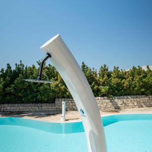 SINED Doccia Solare Bianca In Alluminio Dafne con Soffione Rotondo da 20 cm e Rubinetto Lavapiedi Struttura Curva e Serbatoio da 35 Litri Altezza 226 cm Ideale per Esterni