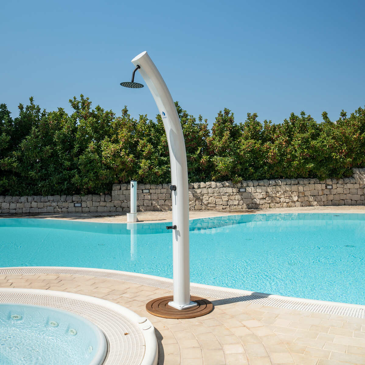 SINED Doccia Solare Bianca In Alluminio Dafne con Soffione Rotondo da 20 cm e Rubinetto Lavapiedi Struttura Curva e Serbatoio da 35 Litri Altezza 226 cm Ideale per Esterni