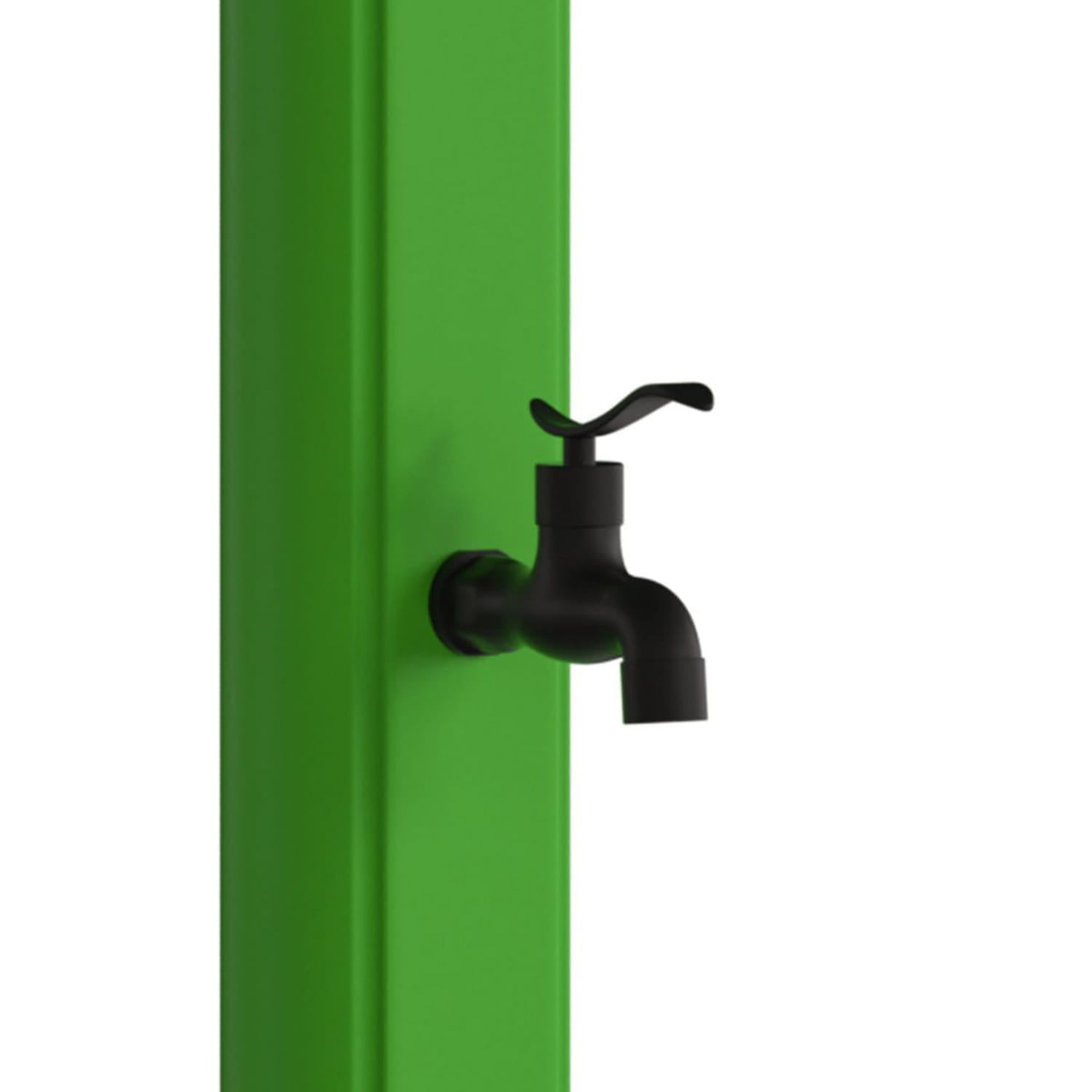 Sined Sole Doccia a Riscaldamento Solare Curva In Polietilene Hd Con Lavapiedi Verde Serbatoio 25 Litri Accessori In Metallo Nero