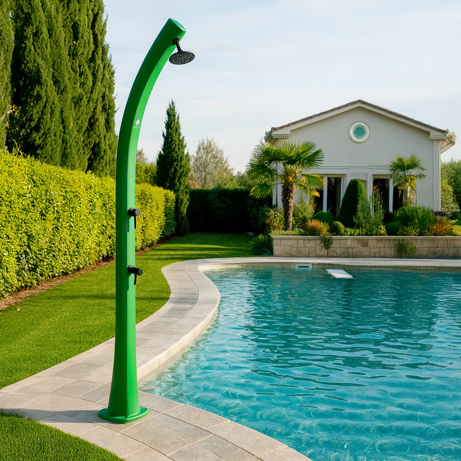 Sined Sole Doccia a Riscaldamento Solare Curva In Polietilene Hd Con Lavapiedi Verde Serbatoio 25 Litri Accessori In Metallo Nero