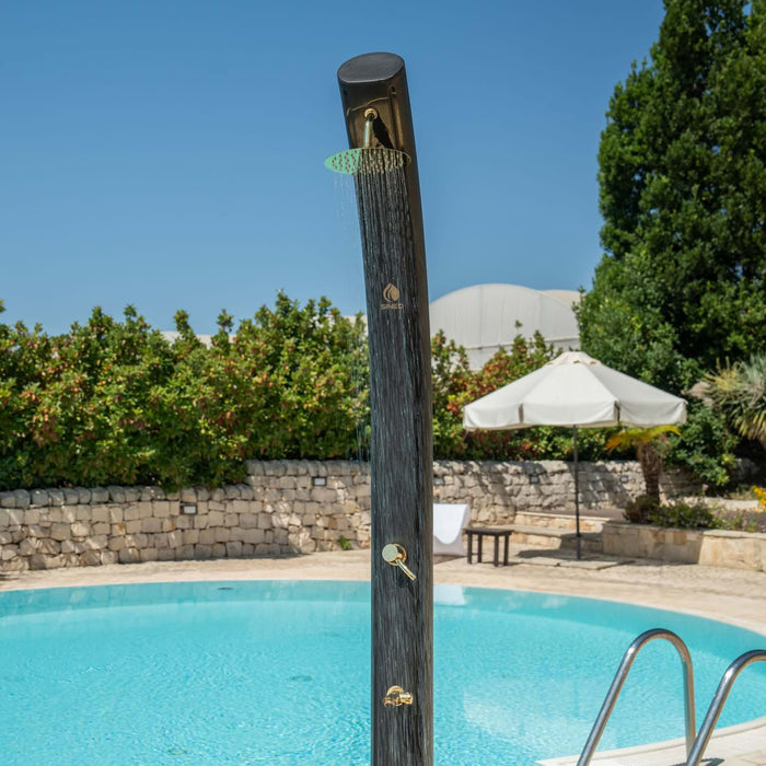 Sined Sole Xxl Doccia Solare Curva In Polietilene Hd Con Rubinetto e Lavapiedi Nero Serbatoio 40l Soffione Rotondo Rubinetto Lavapiedi Accessori In Metallo Colore Oro