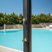 Sined Sole Xxl Doccia Solare Curva In Polietilene Hd Con Rubinetto e Lavapiedi Nero Serbatoio 40l Soffione Rotondo Rubinetto Lavapiedi Accessori In Metallo Colore Oro