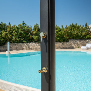 Sined Sole Xxl Doccia Solare Curva In Polietilene Hd Con Rubinetto e Lavapiedi Nero Serbatoio 40l Soffione Rotondo Rubinetto Lavapiedi Accessori In Metallo Colore Oro