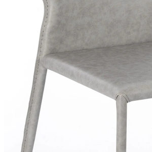 Lara, Set di 2 sedie in similcuoio Grigio chiaro (56cm X 44cm H. 86.5cm) | Duzzle