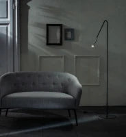 E-STYLO Lampada da terra minimalista con design snello e testa orientabile, ideale per illuminare angoli lettura, salotti o spazi moderni, 23cm X 23cm H. 145cm