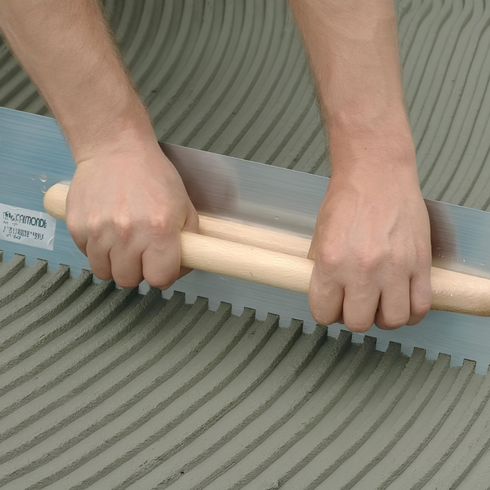 Spatola dentata acciaio 48x13cm impugnatura legno cerato 10x10mm raimondi