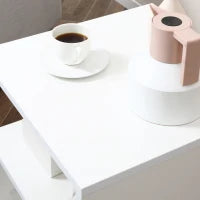 Tavolino Basso Da Salotto, Tavolino da Salotto Bianco, Design Moderno, Superficie Ampia, Due Ripiani, Forma S, in Legno e Ferro, 50 x 50 x 50cm, Bianco