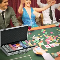 Set Poker per 7-8 Giocatori con 300 Fiches, 2 Mazzi di Carte e 5 Dadi, in Alluminio e Poliestere