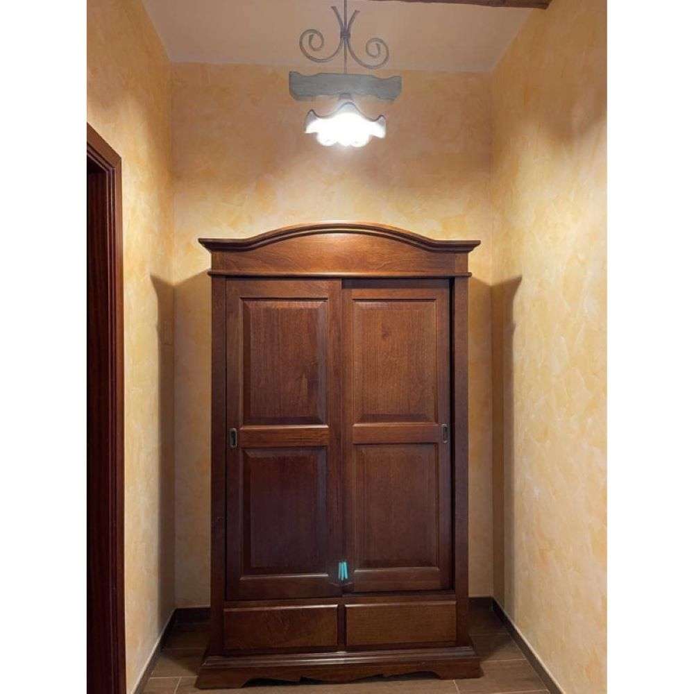 Armadio appendiabiti con bastone 2 ante scorrevoli 2 cassetti arte povera in legno massello e mdf con rifinitura in noce 125x60x200 H