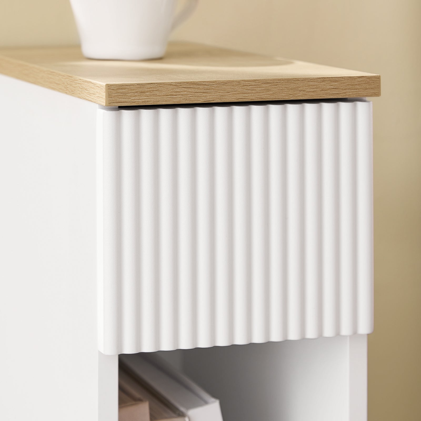 SoBuy Tavolino da notte stretto di 20 cm di larghezza con cassetto a design ondulato, Tavolino stretto per divano, Tavoli da notte per camera da letto e soggiorno, colore bianco e legno 20 x 35 x 60 cm FBT111-W