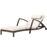Lettino da sole, chaise longue in resina intrecciata con schienale regolabile, ruote, cuscino e braccioli, marrone e beige