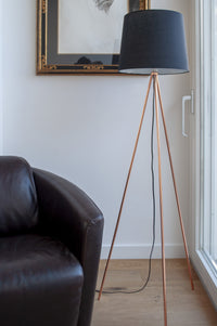 Lampada da terra con treppiede in metallo color oro rosa, piantana mod. Michelle FL23MIPM