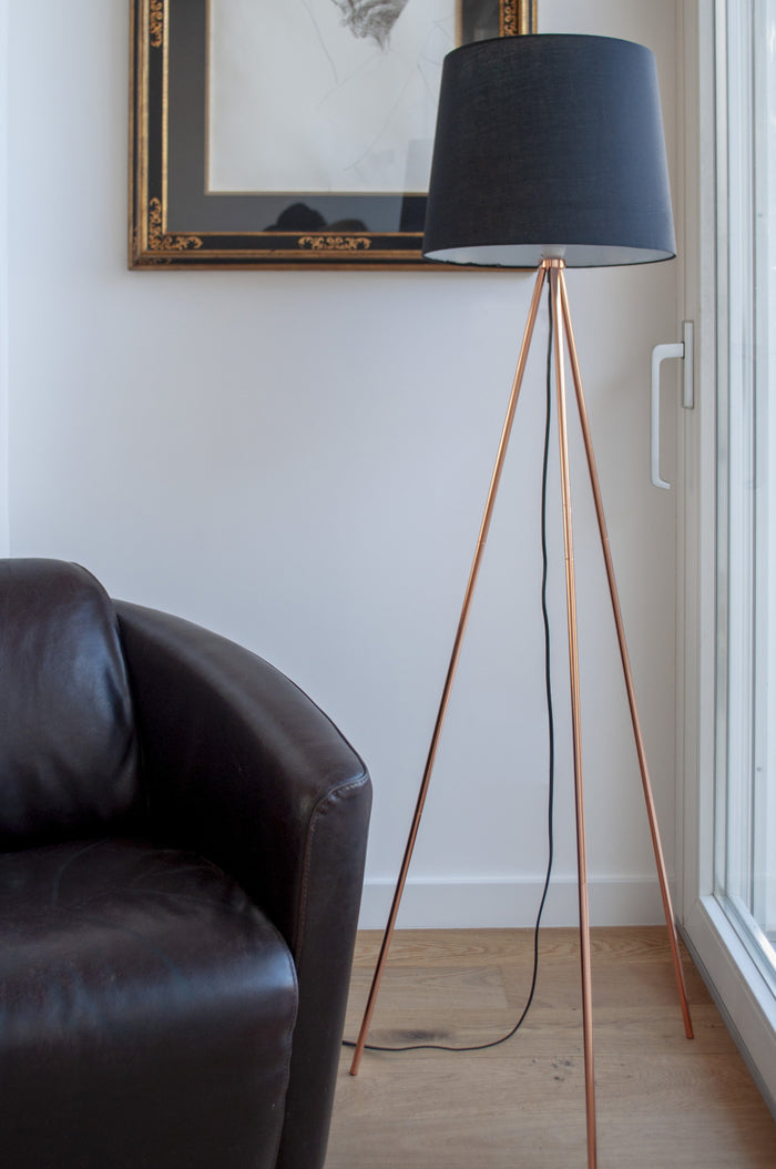 Lampada da terra con treppiede in metallo color oro rosa, piantana mod. Michelle FL23MIPM