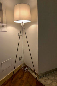 Lampada da terra con treppiede in metallo argentato, piantana mod. Michelle FL24MIPM