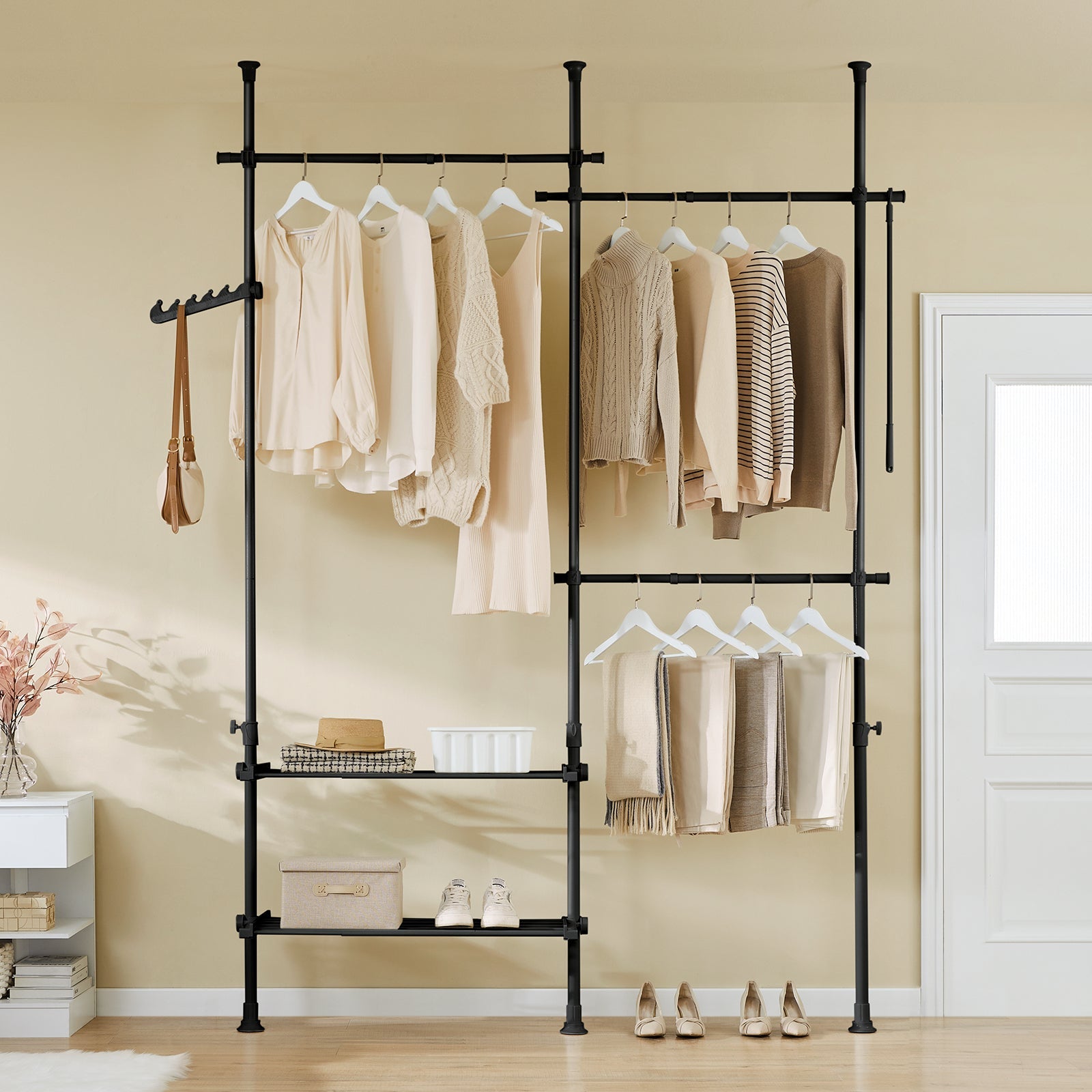 SoBuy FRG34-II-SCH, Telescopic Appendiabiti da Terra, Robusto Stand Appendiabiti con Aste e Ripiani, Armadio Aperto Regolabile per Camera da Letto, Porta Abiti Nero