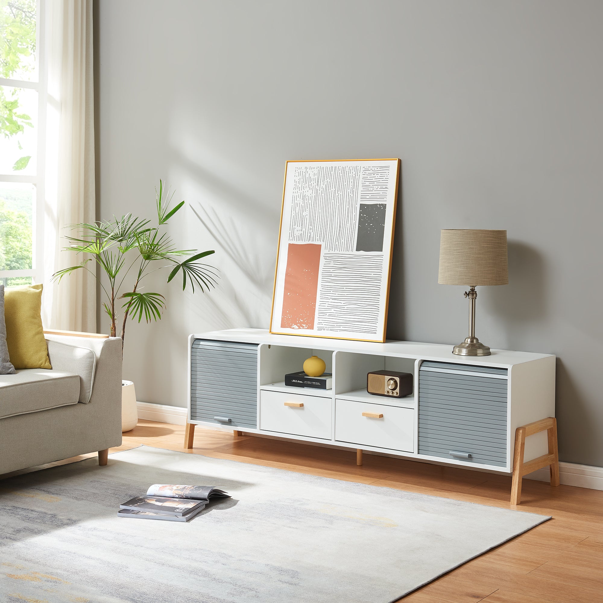 Mobile Porta TV Kvaefjord con Casseti Scomparti Aperti e Ante a Serranda - Bianco/Grigio [en.casa]