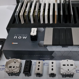 Bticino living now presa 2p+t 16a 250v 1 modulo con alveoli schermati *** colore sabbia, confezione 1