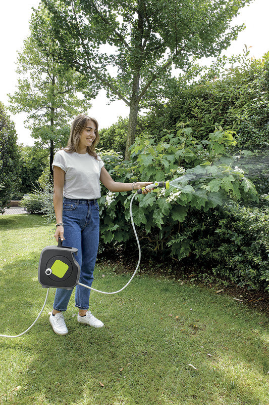 AQUABAG STYLE VERDE LIME, mini avvolgitubo per giardino,11,5M tubo,lancia 8 getti,raccordi,appendibile,Made in Italy