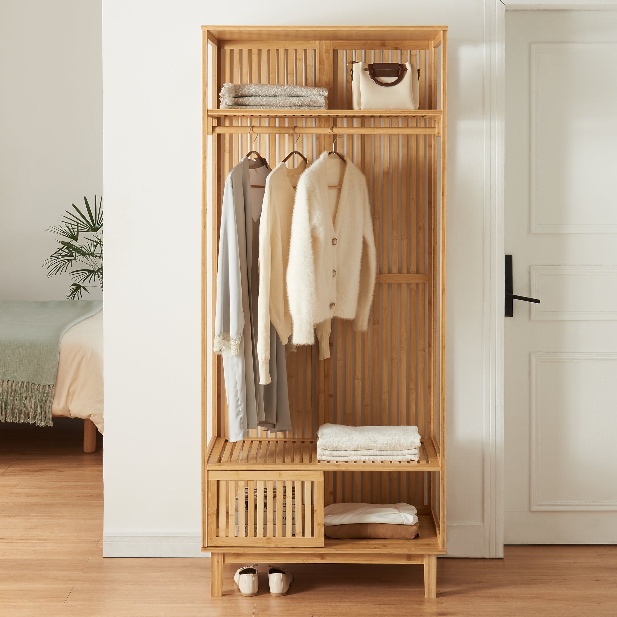 Stand Appendiabiti Ypäjä in Bambù con Ripiani e Barra Porta Abiti 187 x 80 x 47 cm [en.casa]