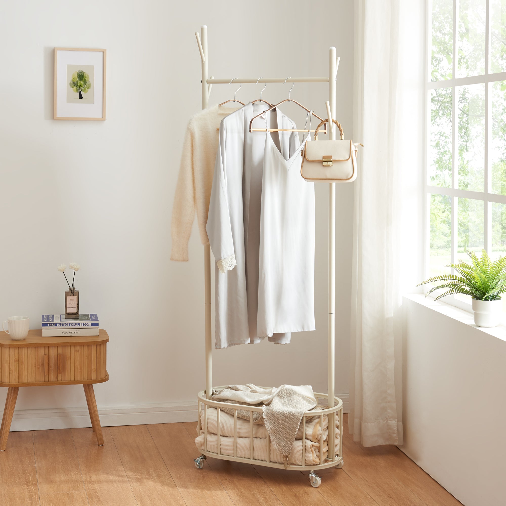 Stand Appendiabiti Risør con Rotelle Barra Porta Abiti e Cestello 175 x 60 x 32 cm Acciaio Bianco [en.casa]