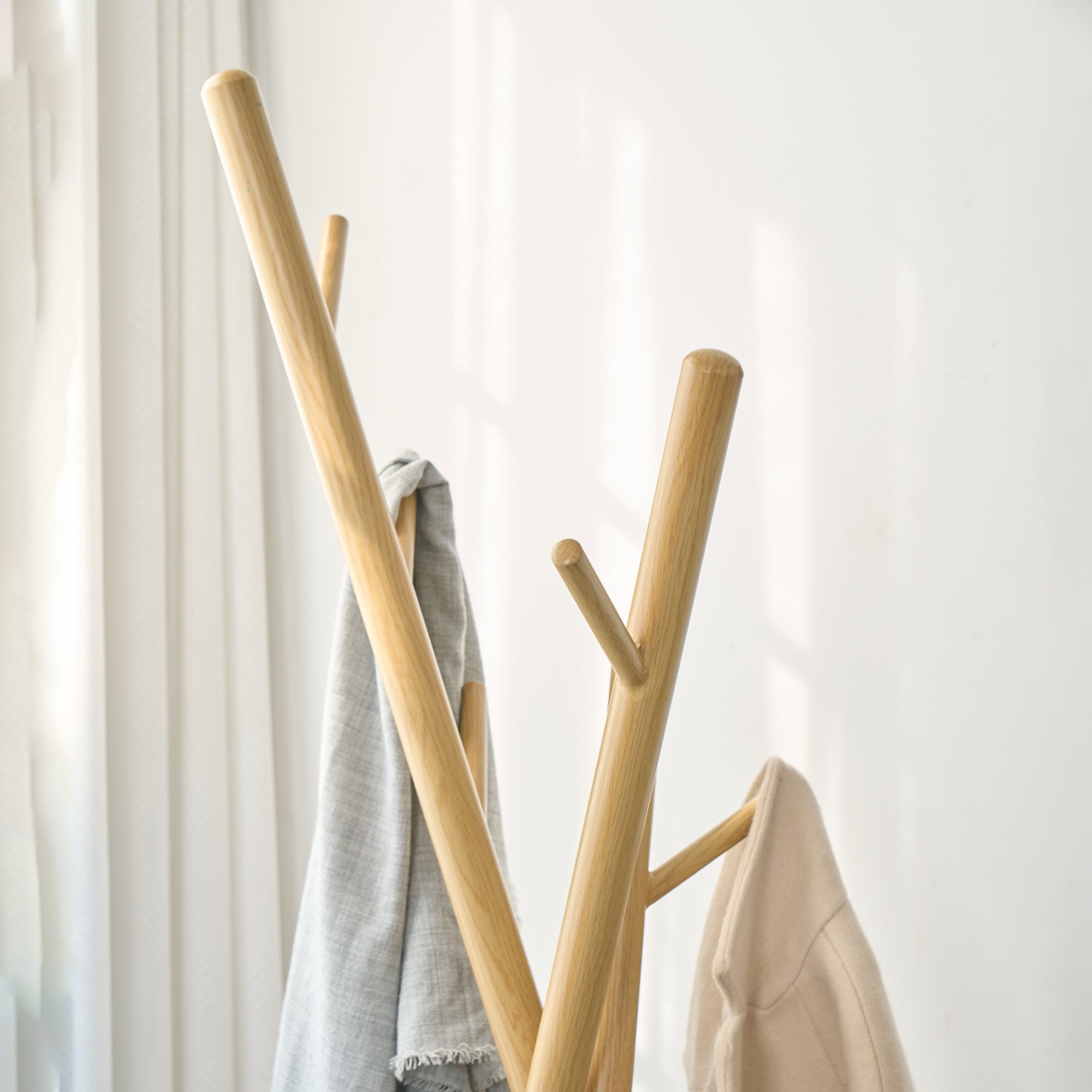 Appendiabiti da Terra Laerdal Porta Abiti Treppiede in Acciaio 172x49x49 cm Bianco [en.casa]