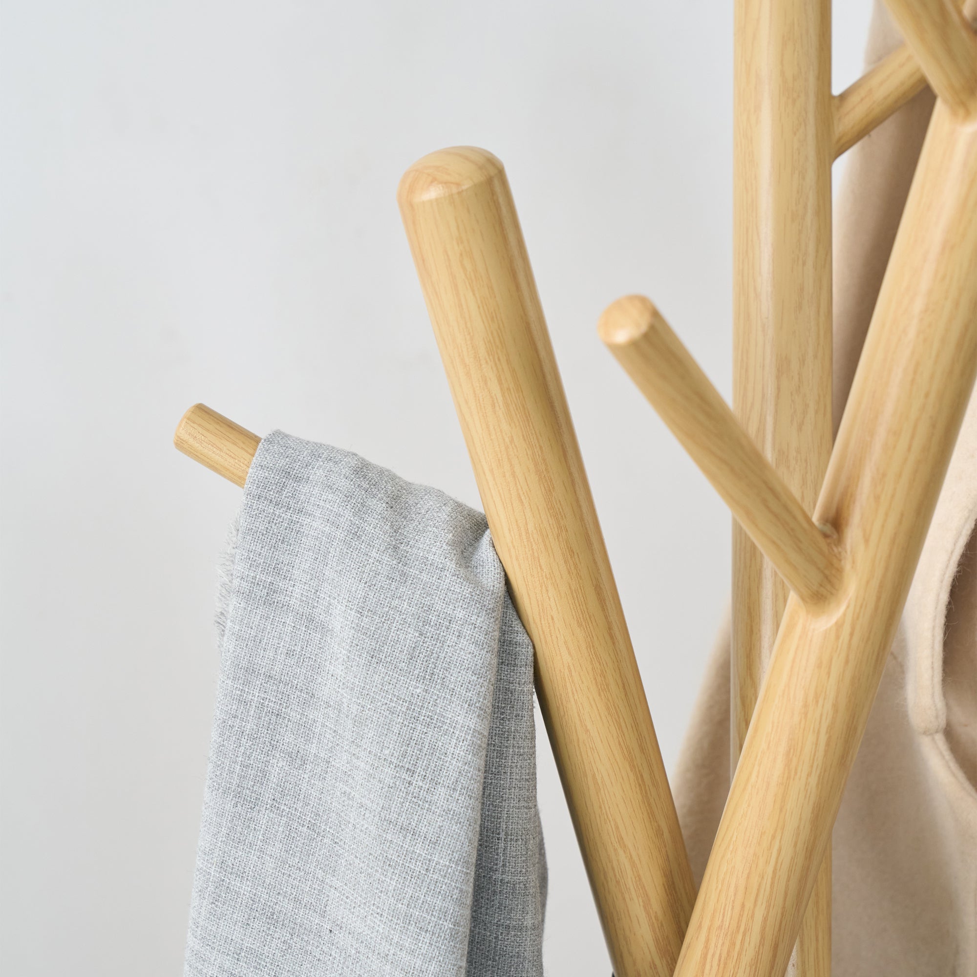 Appendiabiti da Terra Laerdal Porta Abiti Treppiede in Acciaio 172x49x49 cm Bianco [en.casa]