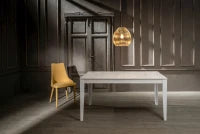 E-STYLO Tavolo allungabile con top cemento bianco in melaminico e base in metallo bianco, 90cm X 156/ 316cm H. 76cm.