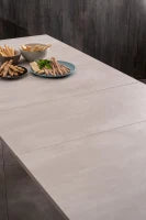 E-STYLO Tavolo allungabile con top cemento bianco in melaminico e base in metallo nero, 90cm X 156/ 316cm H. 76cm.