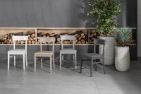 E-STYLO Sedia in legno laccato bianco con seduta rivestita in similpelle, imbottita, 44cm X 45cm H. 82cm.