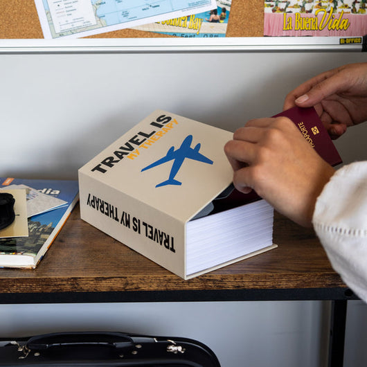 Cassaforte a forma di libro con scritta  "Travel is my therapy"