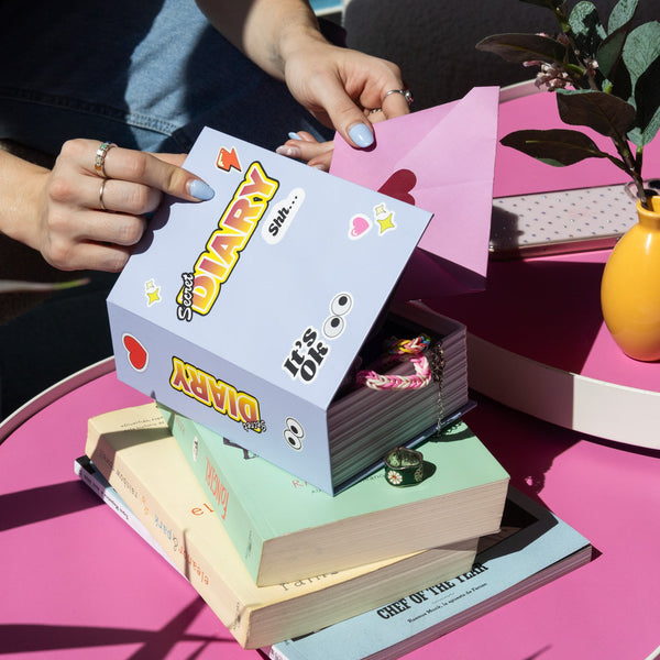 Cassaforte a forma di libro con scritta "Secret diary"